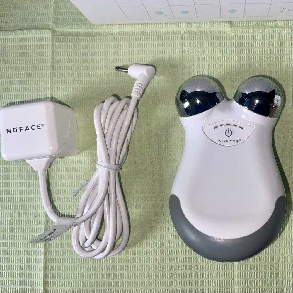 NuFACE® Mini facial sculpting device microcurrent - tones lifts reduce wrinkles